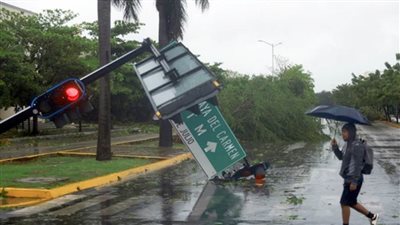 العاصفة بيريل تتحول إلى إعصار مع اقترابها من تكساس