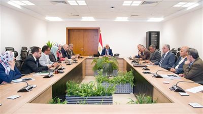 وزير الري يبحث مع قيادات الوزارة الموقف المائي خلال فترة أقصى الاحتياجات
