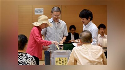 الناخبون في طوكيو يتوافدون على مراكز الاقتراع لاختيار حاكم جديد للعاصمة اليابانية