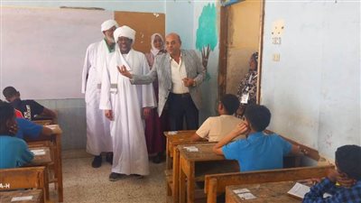 القنصل السوداني ومدير التربية والتعليم بأسوان يتابعان امتحانات الشهادة المتوسطة للطلاب السودانيين داخل أسوان