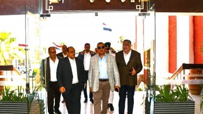 محافظ جنوب سيناء يتفقد الشاشة التفاعلية لوحة الشرف الخاصة بـ المحافظين السابقين بالديوان العام