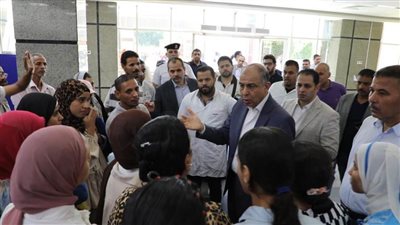 محافظ المنيا.. دراسة مطالب المستشفيات وتوفير أماكن انتظار لأهالي المرضى