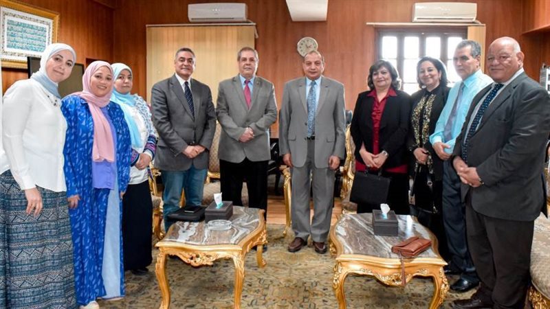 لجنة الاداب فى جامعة