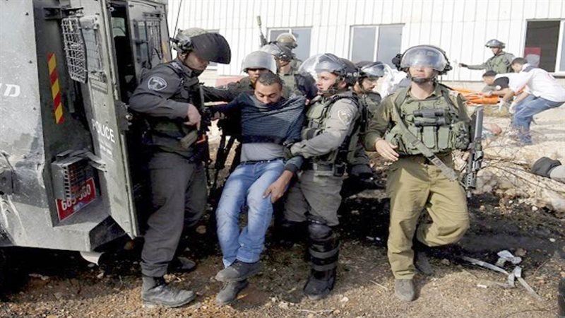 جنود الاحتلال يعتقلون