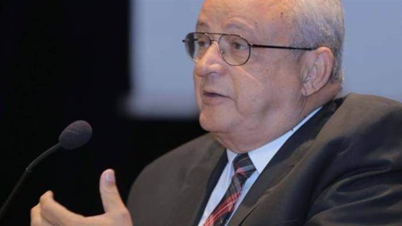 دكتور احمد زايد مدير