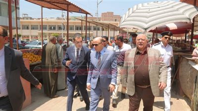 محافظ كفر الشيخ يتفقد السوق الحضري بشارع صلاح سالم