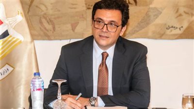 وزير الثقافة يستعرض 