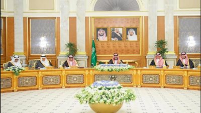 مجلس الوزراء السعودي يؤكد أهمية بذل الجهود للوصول إلى وقف فوري لإطلاق النار في قطاع غزة ومحيطها