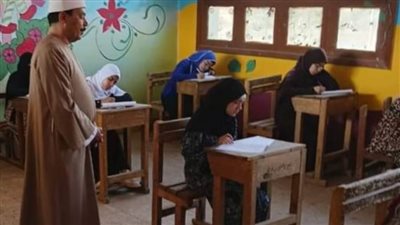 طلاب الشهادة الثانوية الأزهرية بسوهاج يؤدون امتحان مادة الصرف 