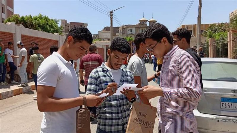 الطلاب عقب أداء الامتحان