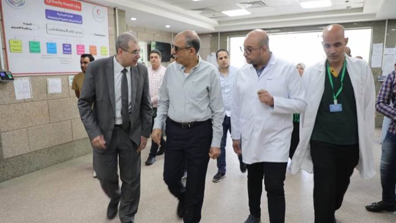 محافظ المنيا بمستشفى