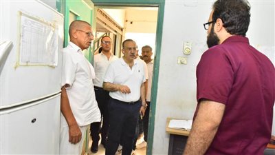 محافظ أسيوط يفاجئ العاملين بوحدة طب الأسرة بعلوان ويوجه بتطويرها