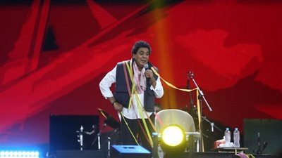 «يالعمارة» وعلم فلسطين.. محمد منير يبعث رسالة تضامن للشعب الفلسطيني بمهرجان العلمين