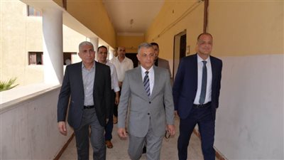 محافظ الإسماعيلية يتفقد لجنة امتحانات الثانوية العامة بمدرسة السادات 