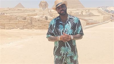 المغني الأمريكي الشهير جيسون ديرولو يزور منطقة الهرم