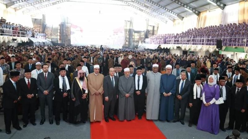 حشود في استقبال شيخ