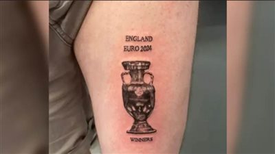 مشجع يرسم وشم 