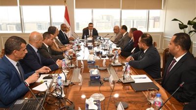 وزير الإسكان يبحث مع مجموعة من المطورين العقاريين تحديات القطاع وسبل حلها