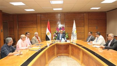 رئيس جامعة أسيوط يضع خطة شاملة لتنفيذ سياسة توحيد الأنظمة البرمجية