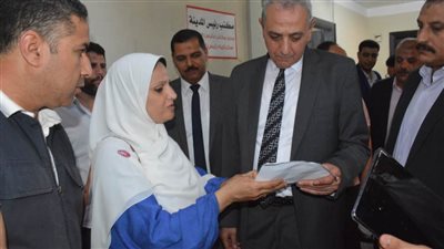 بالصور.. محافظ الغربية للمواطنين خلال جولة فى بسيون: إحنا هنا علشان نخدمكم