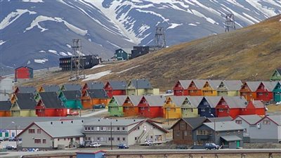 لونجييربين.. مدينة شتاؤها ظلام دامس لا يرى الشمس وصيفها لا يسكنه ليل