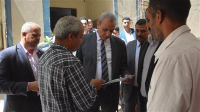 بالصور.. محافظ الغربية للمواطنين خلال جولة فى بسيون: