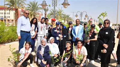 قادة المستقبل يشاركون بمعسكر بزراعة الأشجار بمقر جامعة الوادي الجديد