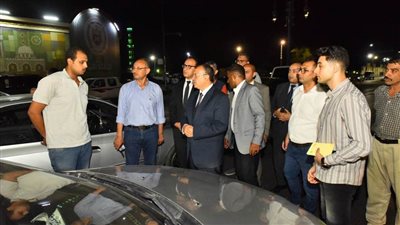 محافظ أسيوط يضبط سيارة ملاكي تقوم بحركات استعراضية على الطريق وتعرض حياة المواطنين للخطر