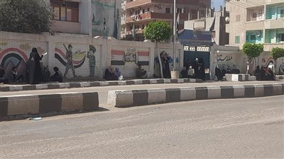 أولياء أمور طلاب الثانوية العامة بالشرقية ينتظرون أبناءهم أمام اللجان 