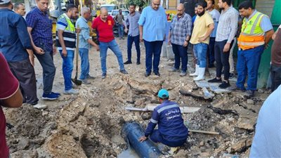 الدفع بفرق الصيانة لإصلاح خط مياه قطر 12 بوصة بشارع المدارس بمدينة ناصر بسوهاج