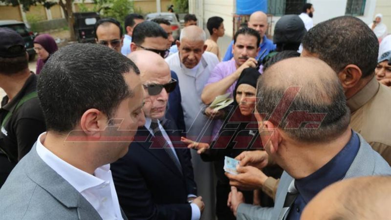 المحافظ يستمع لشكاوي