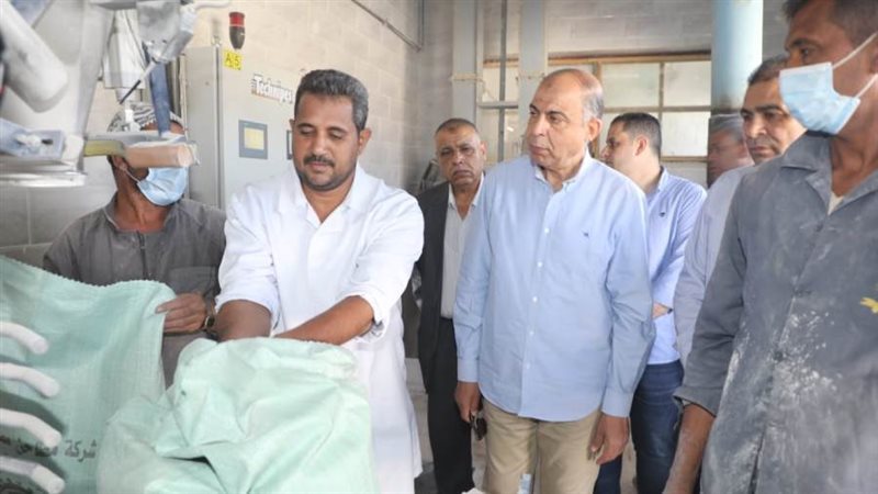 محافظ المنيا بمطحن