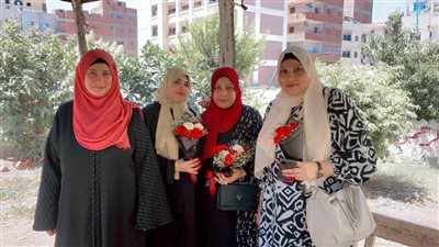 أولياء أمور طلاب الثانوية العامة بالشرقية يستقبلون أبنائهم بالورود والهدايا 