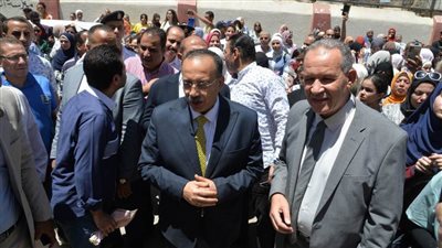 محافظ أسيوط يشارك طلاب الثانوية العامة فرحتهم بانتهاء امتحانات علمي علوم وأدبي
