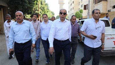 محافظ المنيا يتجول في شوارع ديرمواس ويتفقد مخازن السلع التموينية 