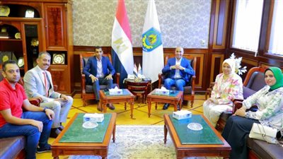 رئيس جامعة دمنهور يلتقي وفدا من مسئولي حياة كريمة لبحث سبل التعاون بين الطرفين ..صور