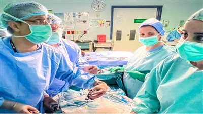 فيصل التخصصي ينفذ عملية جراحية نوعية لجنين داخل الرحم بالمنظار