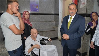 محافظ أسيوط يستدعي سيارة إسعاف لنقل مريض للمستشفى الجامعي
