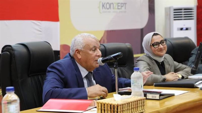 جانب من لقاء محافظ