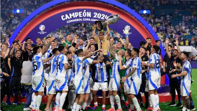 تتويج منتخب الأرجنتين