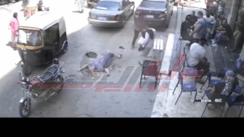 ابن يضرب والدته