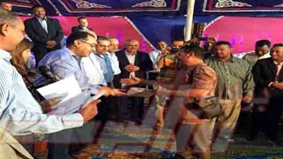 وزير الإسكان ومحافظ أسوان يسلمان عقود 4920 وحدة بالإسكان الاجتماعى بالمحافظة