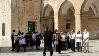 مستوطنون يقتحمون الأقصى تحت حراسة مشددة من قوات الاحتلال