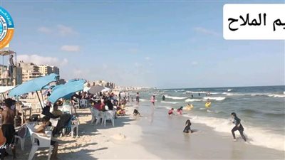 شواطئ الإسكندرية تشهد إقبالًا كبيرًا من الزائرين