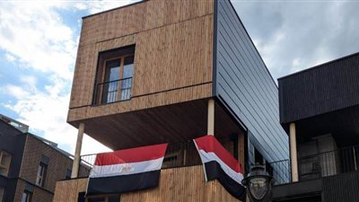 رفع العلم المصري على مبنى مقر البعثة في القرية الأولمبية بباريس