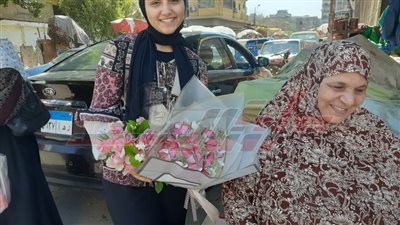 بالورود والهدايا.. أولياء أمور طلاب الثانوية العامة يستقبلون أبناءهم أمام اللجان