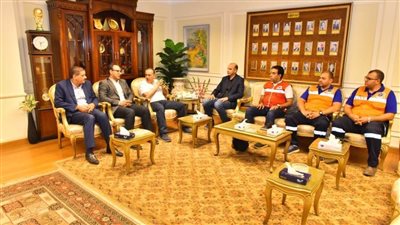محافظ أسيوط يلتقي مدير إقليم وسط الصعيد بهيئة الإسعاف لاستعراض إنجازات مبادرة 