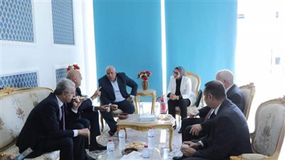 رئيس جهاز تنمية المشروعات الصغيرة يدعم صناعة الحرير في الوادي الجديد