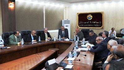 محافظ أسوان يناقش الموقف التنفيذى لمشروعات الهيئة القومية لمياه الشرب والصرف الصحي الجارية