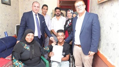 وزير العمل يتواصل مع مواطن من ذوي الهمم ويوفر فرصة عمل له 